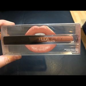 HUDA Beauty Demi Matte Lipstick